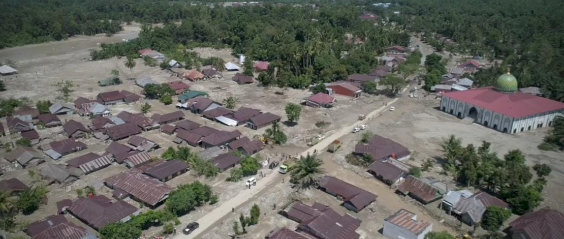 Potret rumah-rumah warga yang tertimbun lumpur sisa banjir. (Sumber foto: Tim Relawan FTI UMI)