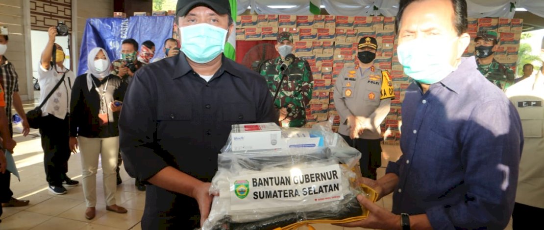 Penyerahan bantuan APD Gubernur Sumsel ke tim Gugus Covid-19 Prabumulih.