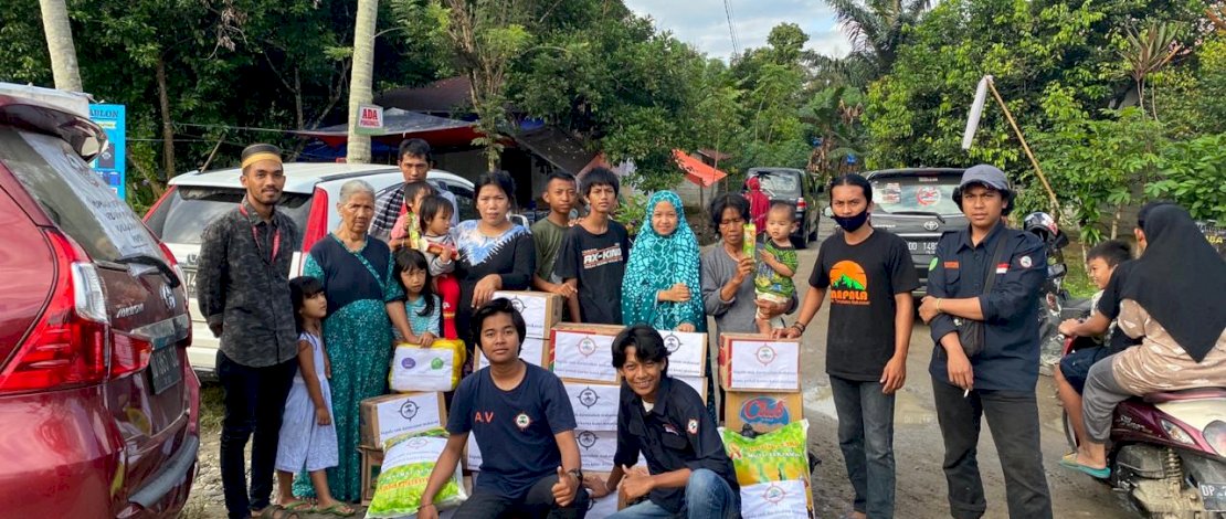 Anggota Darpala SMK Darussalam dan Mapala STIK Tamalatea Makassar menyalurkan bantuan ke korban banjir bandang Lutra.