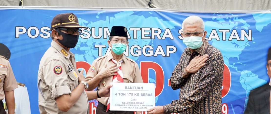 Bantuan beras disampaikan kwarda Pramuka Sumsel, diterima secara simbolis Wagub Sumsel, H Mawardi Yahya.
