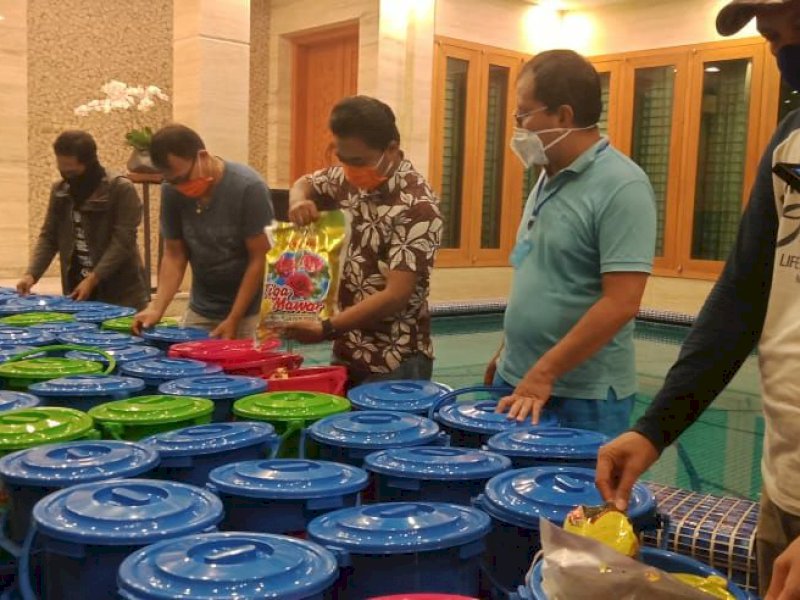 Setelah Penyemprotan, Kini Tim DP Distribusi Sembako ke Warga
