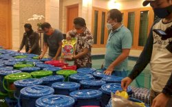 Setelah Penyemprotan, Kini Tim DP Distribusi Sembako ke Warga