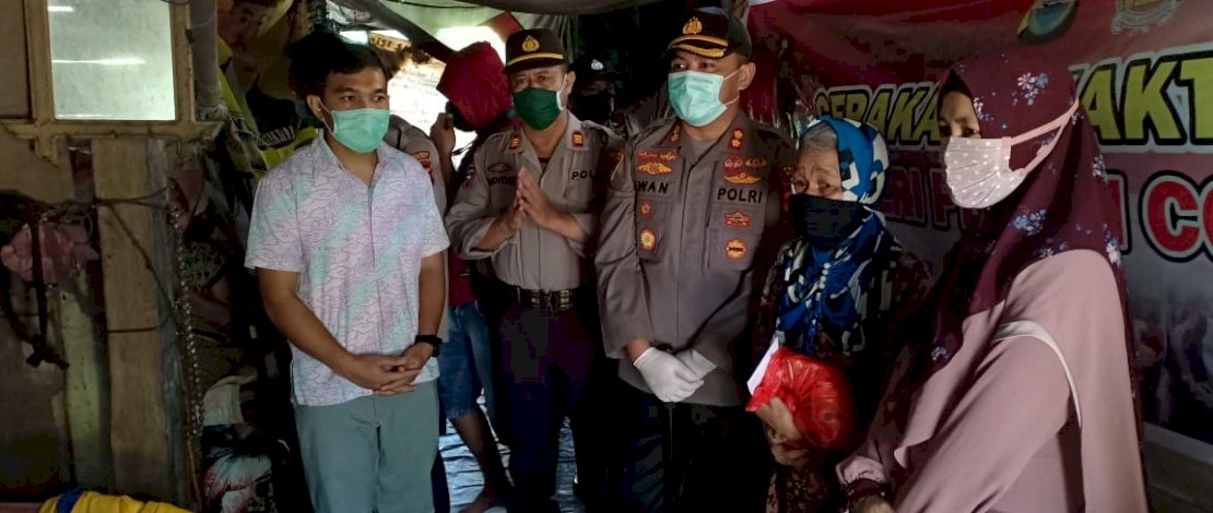 Kapolres Sinjai, AKBP Iwan Irmawan, menyerahkan bantuan ke warga kurang mampu. Kapolres Sinjai, AKBP Iwan Irmawan, menyerahkan bantuan ke warga kurang mampu.