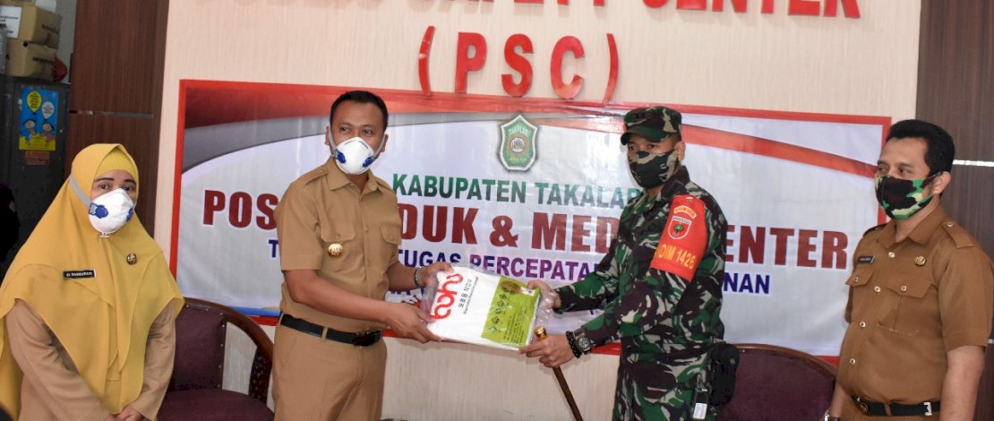Bupati Takalar menerima bantuan APD dari Panglima TNI yang diserahkan Dandim 1426/Takalar. Bupati Takalar menerima bantuan APD dari Panglima TNI yang diserahkan Dandim 1426/Takalar.