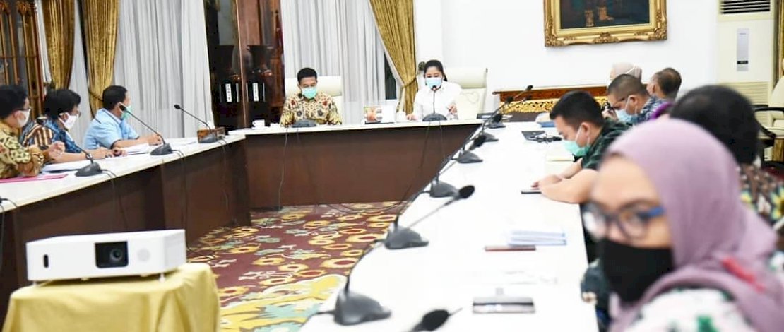 Gubernur Sumsel H Herman Deru rapat bersama pengurus PMI Sumsel.