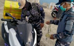 Isolasi Wilayah, Prajurit Lantamal VI Berhasil Lintasi Lima Kabupaten Antar Masker untuk Dokter Covid-19