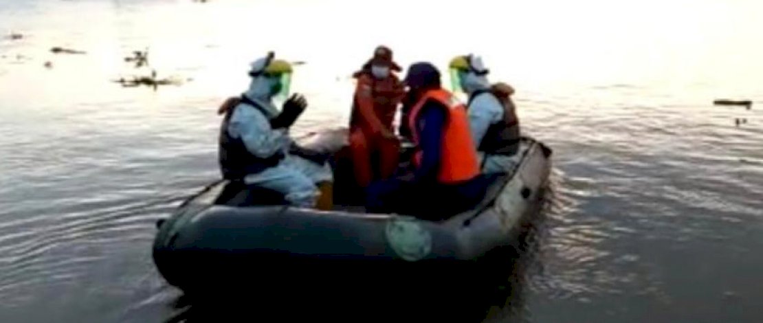 Basarnas melakukan pencarian sepasang remaja yang terjun di Sungai Musi.