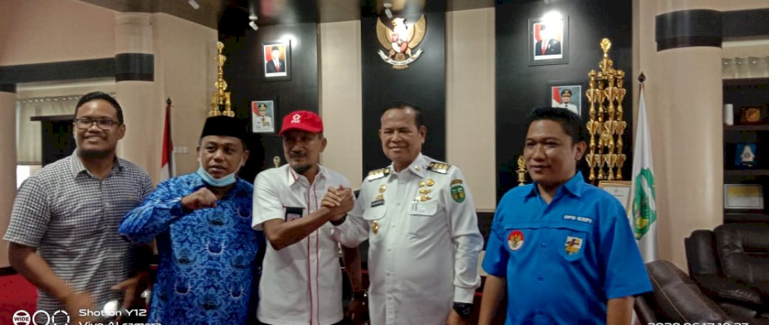 Andi Muzakkar (kedua kiri) salam komando dengan Basmin Mattayang.