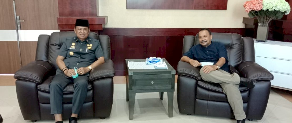 Bupati Luwu, H Basmin Mattayang (kiri) saat menerima Ketua DPW PBB Sulsel, Badaruddin. 