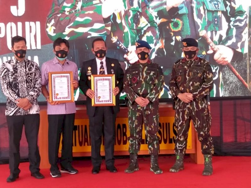 Berkontribusi Bagi Kemajuan Korps Brimob, Bupati Luwu Terima Penghargaan dari Kapolda Sulsel