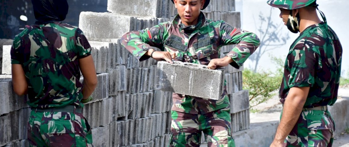 Pemasangan kusen rumah Basri Dg Sialle dalam rangka bedah rumah yang dilakukan Kodam XIV Hasanuddin.