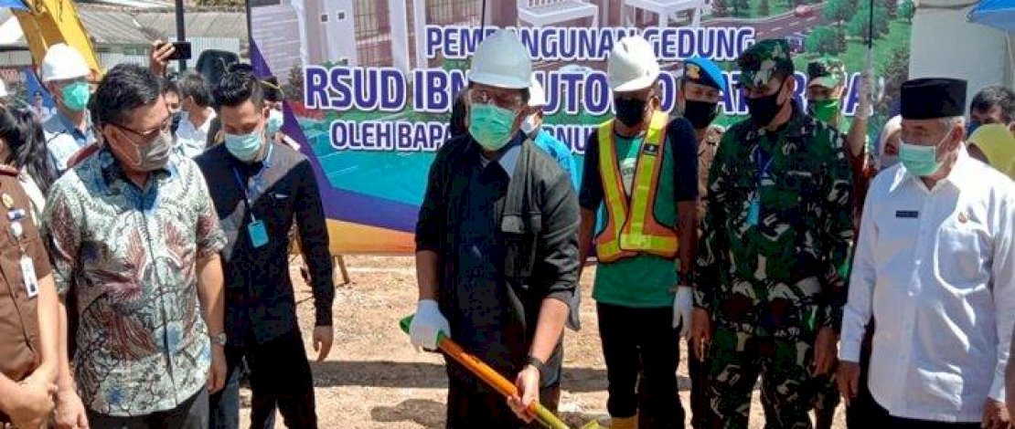 Gubernur Sumsel, H Herman Deru,  saat peletakan batu pertama pembangunan rumah sakit Ibnu Sutowo di OKU.