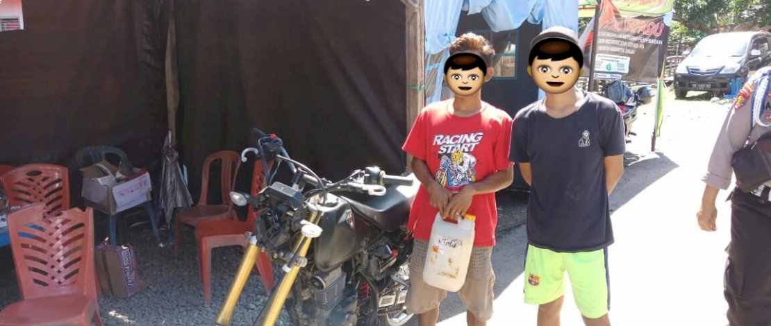 Dua remaja diamankan karena membawa ballo saat hendak melewati posko Covid-19 Sinjai.