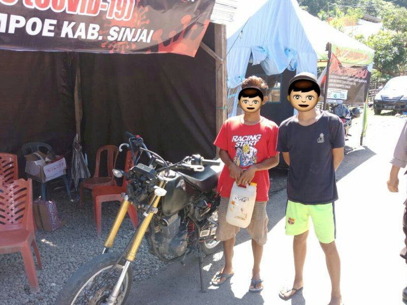 Balap-balap Nyaris Tabrak Palang Petugas Covid-19 Sinjai, Ternyata Remaja Bawa Ballo