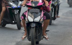 Jangan Pakai Sandal Jepit Saat Mengendarai Motor, Ini Risikonya