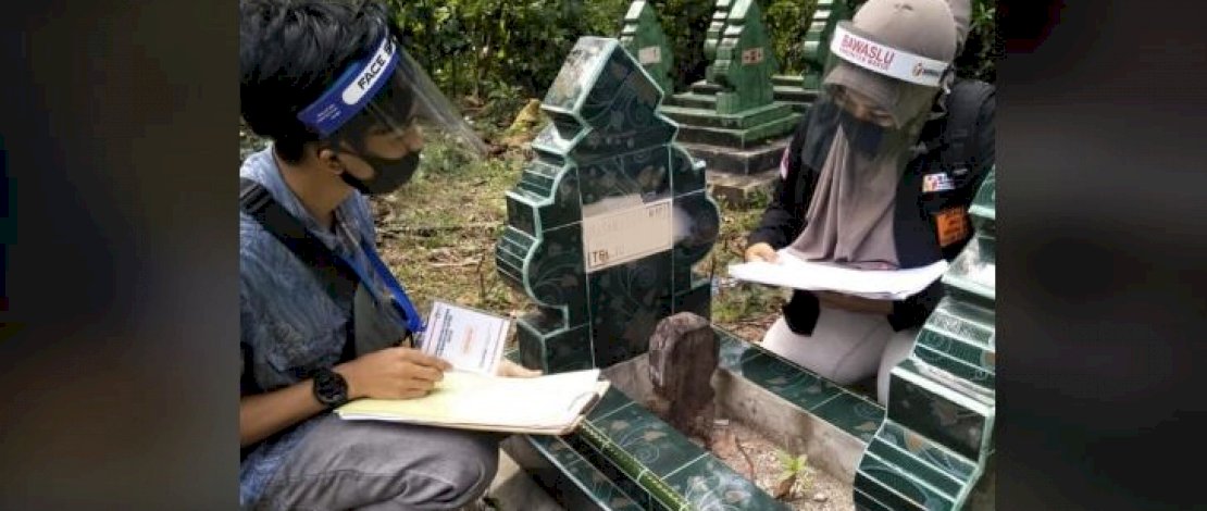 Bawaslu Maros memverifikasi pendukung salah satu bakal calon perseorangan hingga ke kuburan.