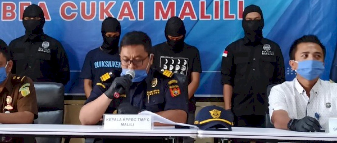 Bea cukai Malili saat menggelar konferensi pers penangkapan dua pengedar ganja di Lutim.