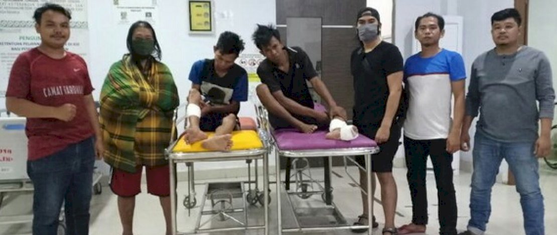 Dua begal di Jeneponto, meringis kesakitan setelah diterjang peluru polisi saat mencoba lari.