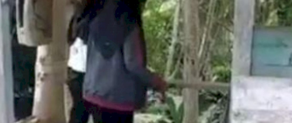 Dua orang siswi di Ciamis, ke pos ronfa untuk belajar daring.