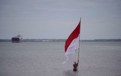 Peringati HUT RI, Spiderman Parepare Kibarkan Bendera di Laut