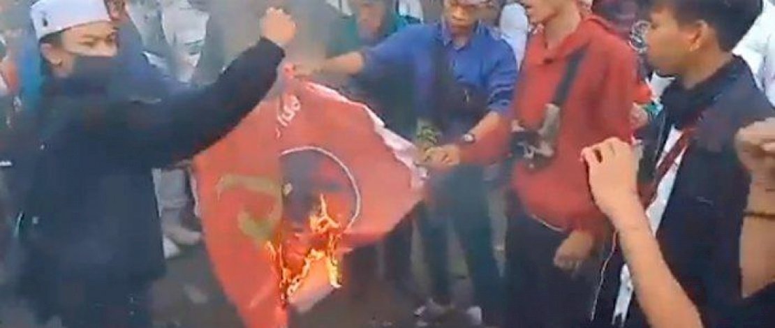 Usut Pembakar Bendera, Tjahjo Kumolo Serukan Kader PDIP se-Indonesia Datangi Polres Usut Pembakar Bendera, Tjahjo Kumolo Serukan Kader PDIP se-Indonesia Datangi Polres