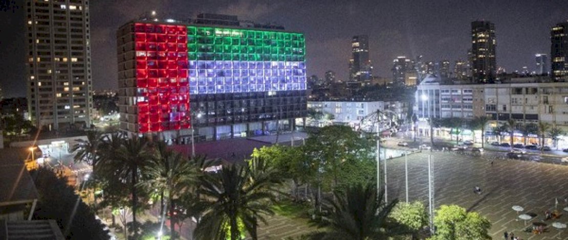 Balai Kota Tel Aviv dihiasai lampu-lampu yang membentuk bendera nasional Uni Emirat Arab usai perjanjian damai diumumkan (Foto: AP Photo/Oded Balilty) Balai Kota Tel Aviv dihiasai lampu-lampu yang membentuk bendera nasional Uni Emirat Arab usai perjanjian damai diumumkan (Foto: AP Photo/Oded Balilty)