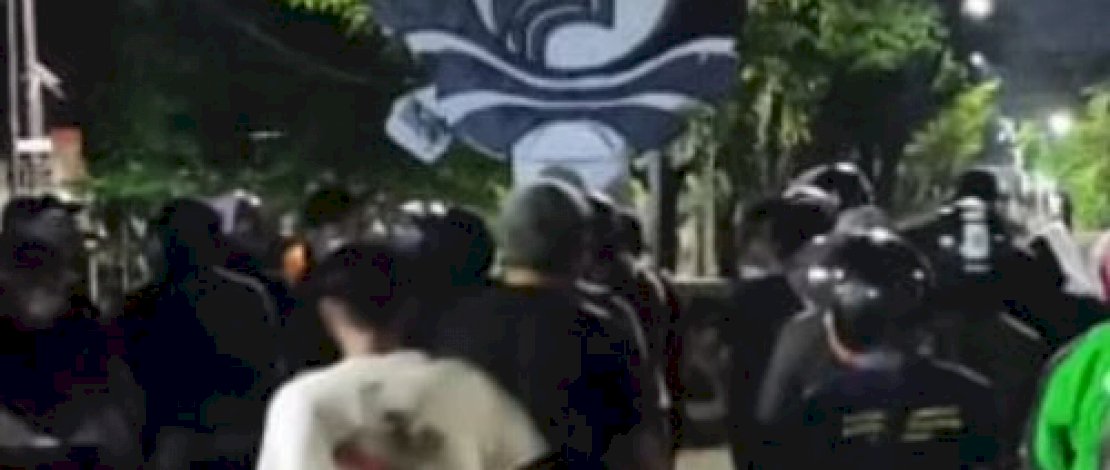 Bentrokan antara warga dan mahasiswa di Jl AP Pettarani Rabu malam hingga Kamis dini hari tadi. (Sumber: iNews dan Tagar)