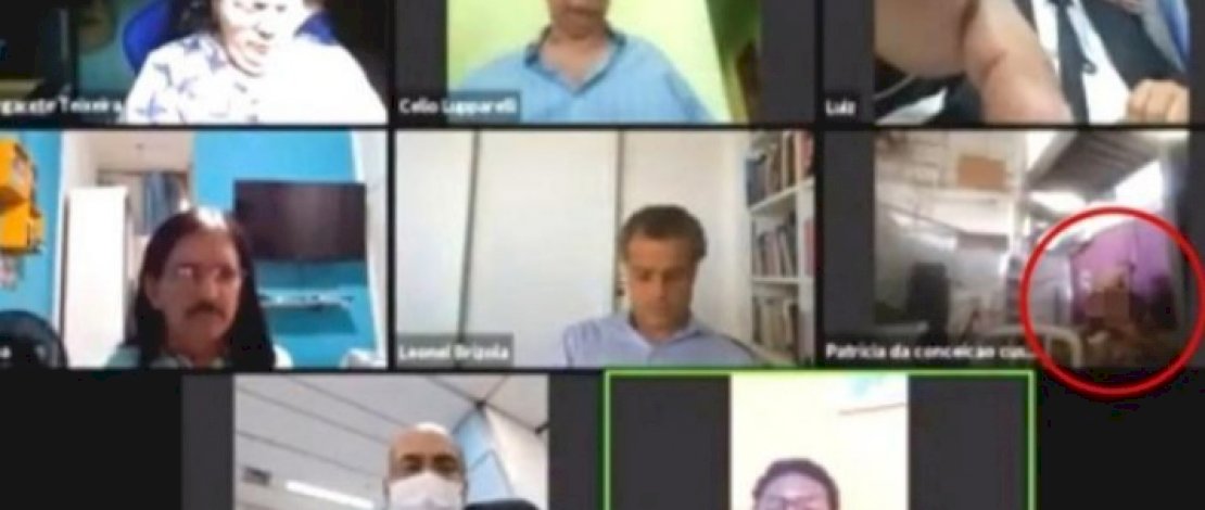 Seorang lupa mematikan kamera dan terlihat berhubungan badan di aplikasi zoom.