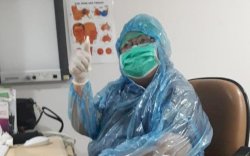 Foto Dokter Asal Makassar yang Meninggal Praktik Pakai Jas Hujan