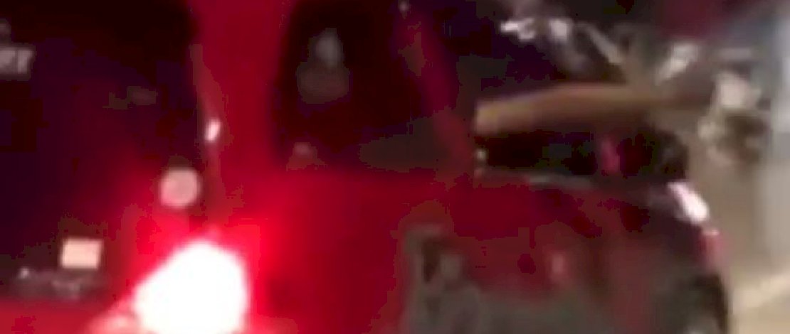 Tangkapan layar video, pengemudi Brio merah AS, menodongkan air softgun, hingga terjebak saat hendak belok ke Mapolsek Rappocini, lalu kabur meminta perlindungan.