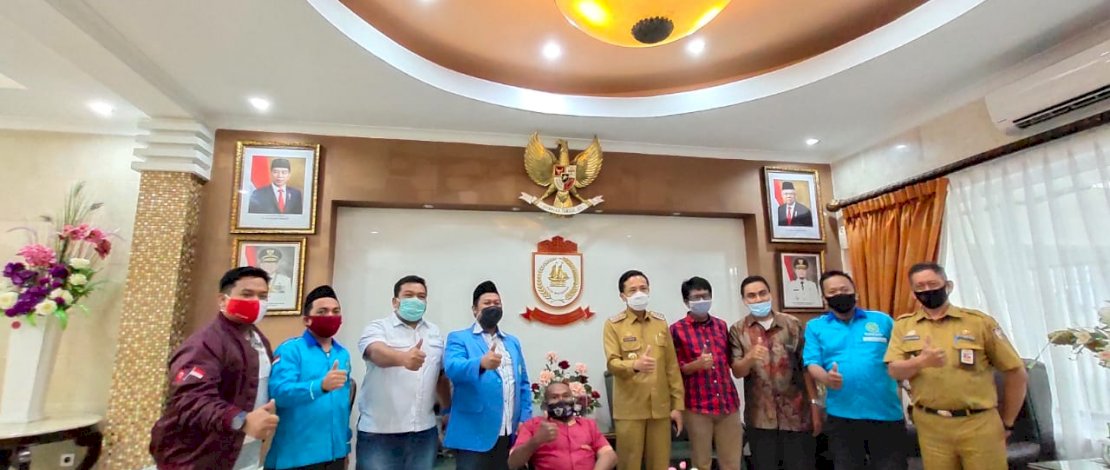 Pj Wali Kota Makassar berfoto bersama dengan pengurus BKPRMI Kota Makassar.