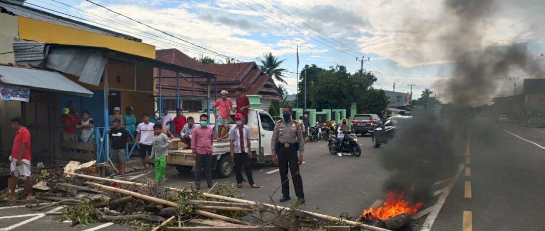 Warga Barana Pance Luwu Blokir Jalan Trans Sulawesi