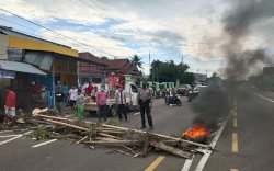 Warga Barana Pance Luwu Blokir Jalan Trans Sulawesi