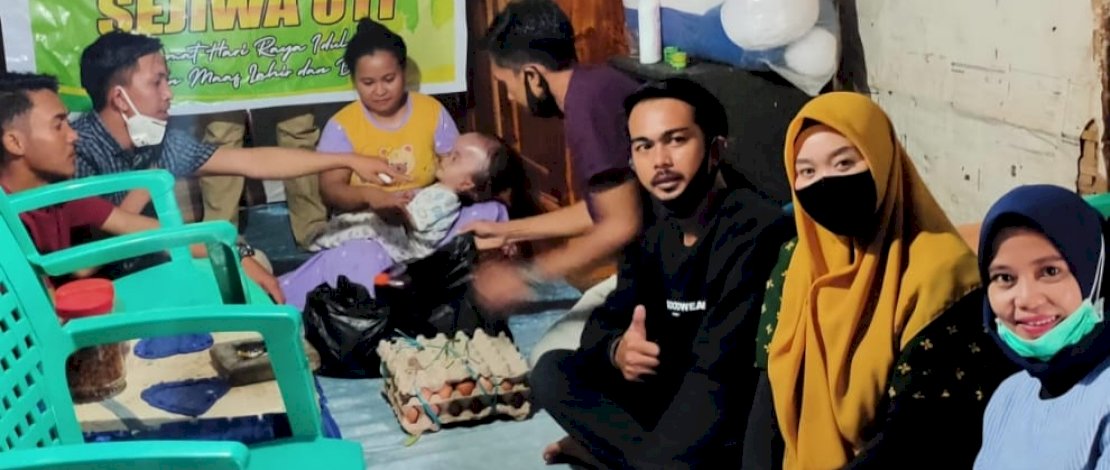 Alumni SMAN 1 Kelara Jeneponto, memberi bantuan kepada bocah penderita hidrosefalus di Jeneponto.