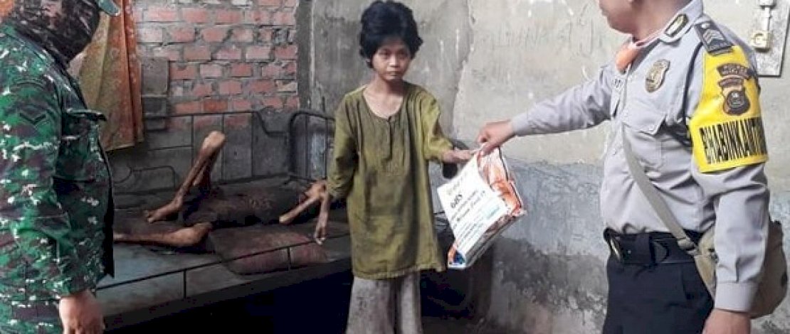 Dua bocah kurus kering meminta nasi ke aparat yang mengunjunginya. 