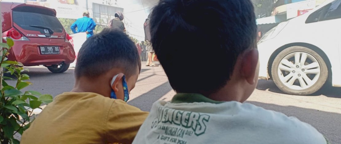 Dua bocah nonton demo.