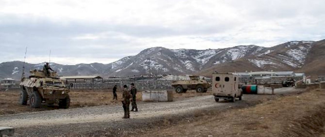 Personel keamanan terlihat di lokasi setelah seorang pembom mobil bunuh diri menyerang pangkalan militer di pinggiran provinsi Ghazni pada 29 November 2020. (Foto: AFP)