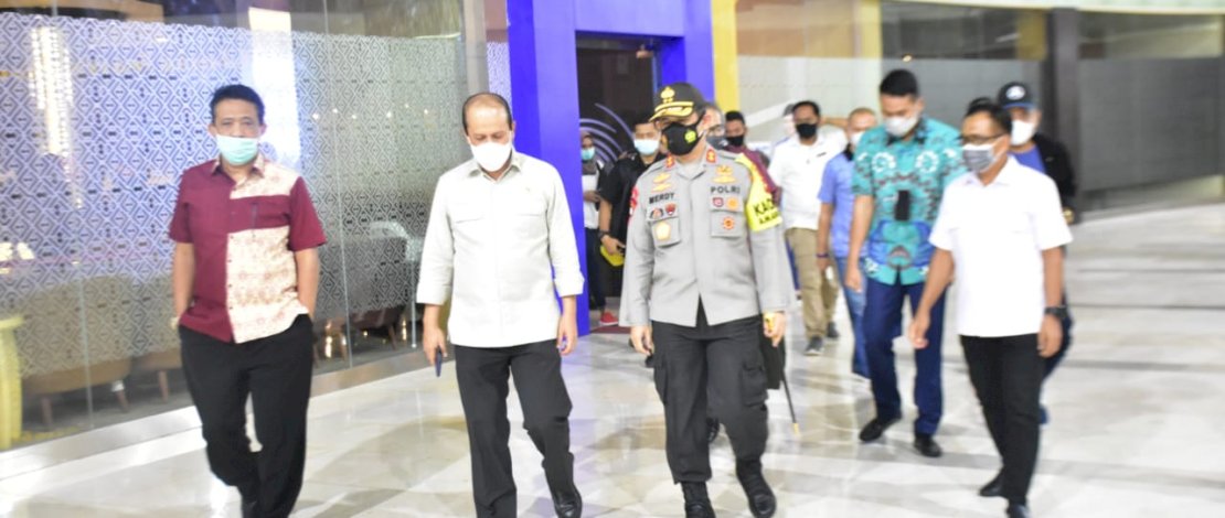 Andi Tajerimin (kiri) mengantar Komjen Pol Boy Rafly Amar ke bandara untuk perjalanan kembali ke Jakarta.