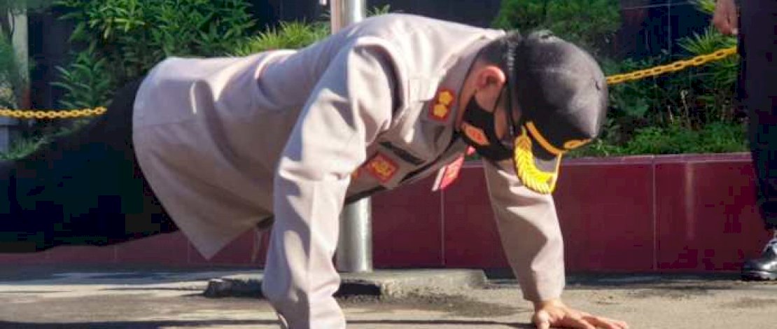 Momen Kapolres Gowa, AKBP Boy F Samola push up di depan personel Polres Gowa, Senin, 26 Oktober 2020. (Foto: Subbag Humas Polres Gowa)