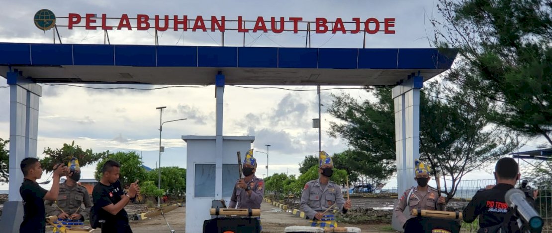 Tenribeta Perkusion Brimob Batalyon C Bone, membuat imbauan jangan mudik lewat lagu versi Bugis. Tenribeta Perkusion Brimob Batalyon C Bone, membuat imbauan jangan mudik lewat lagu versi Bugis.
