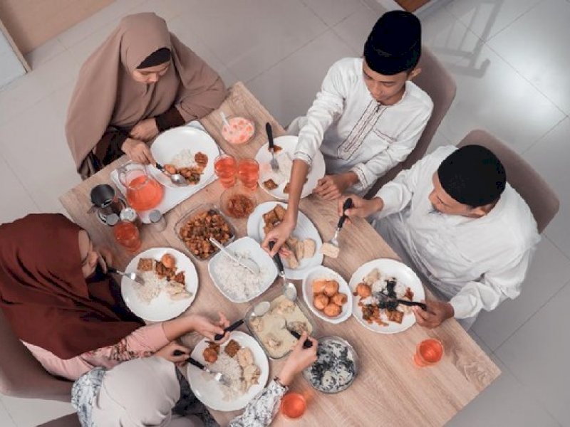 Bolehkah Makan di Depan Orang Puasa?, Ini Penjelasannya
