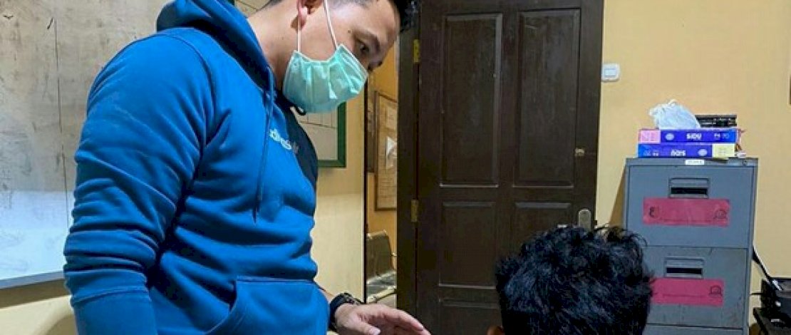 Kasat Reskrim Polres Banyuasin, AKP Ginanjar saat memeriksa pelaku pembunuhan guru SD.