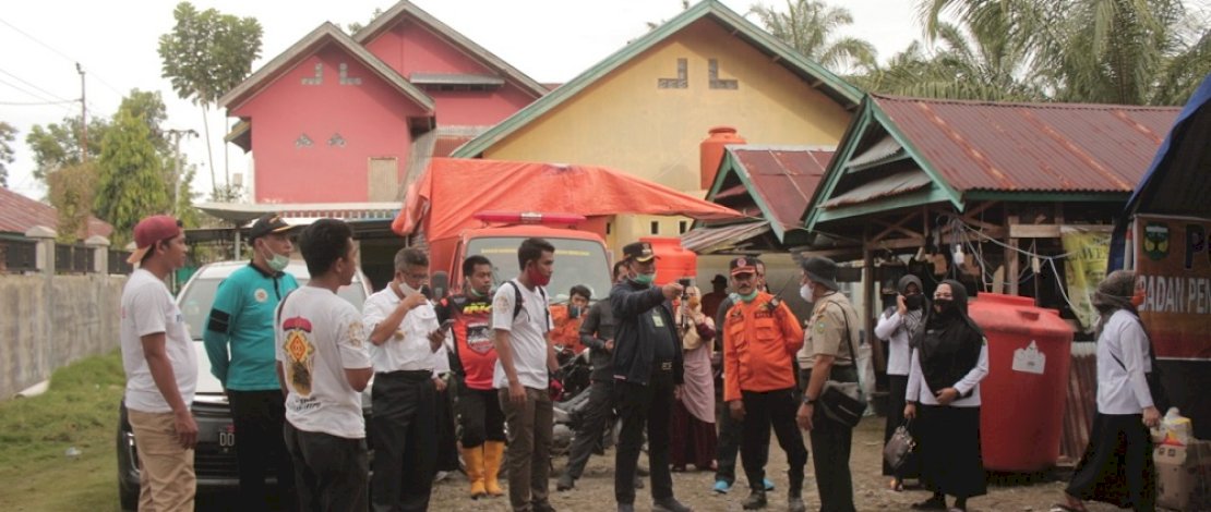 Bupati Luwu, Basmin Mattayang saat mengunjungi Luwu Utara.