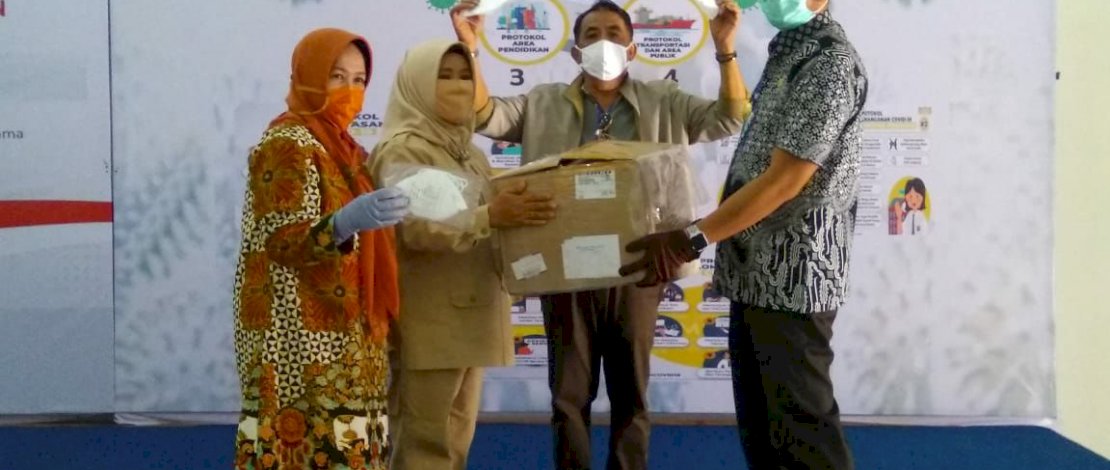 Bupati Sinjai, Andi Seto Gadhista Asapa saat menerima bantuan.