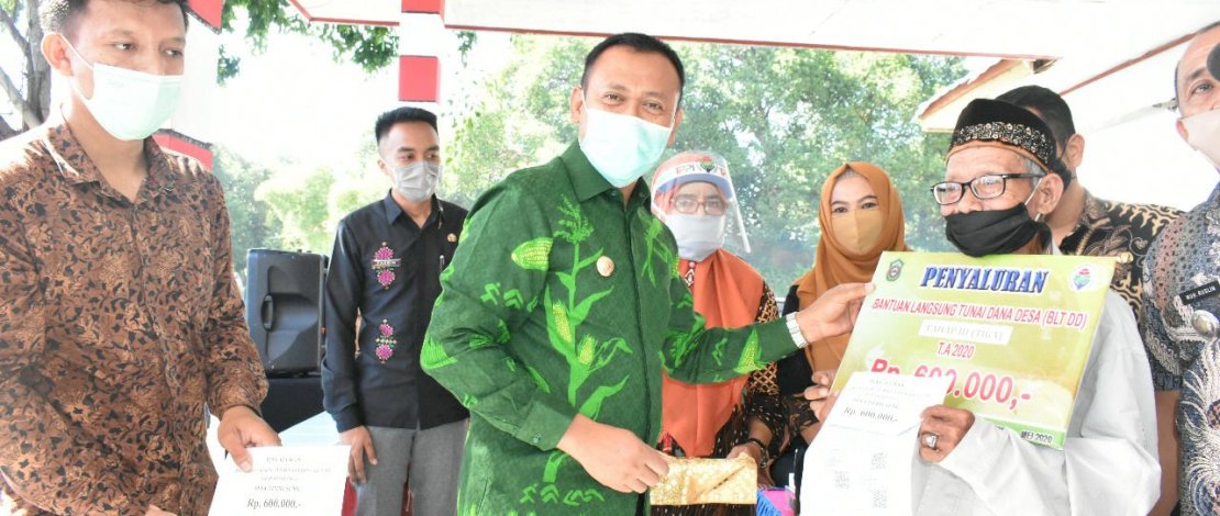 Bupati Takalar, H. Syamsari saat memberikan bantuan kepada masyarakat. IST Bupati Takalar, H. Syamsari saat memberikan bantuan kepada masyarakat. IST