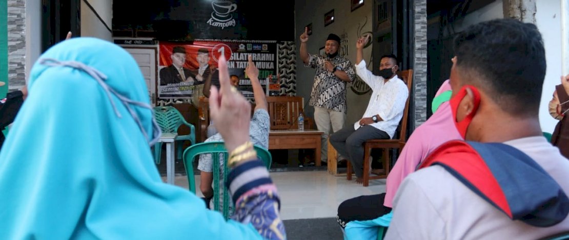 Warga Lau serempak menunjukkan simbol angka 1 pada acara sosialisasi Tahfidz.