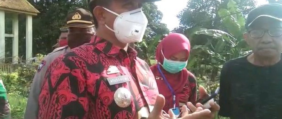 Warga memblokade pemakaman Pemprov Sulsel di Jalan Macanda, Romang Polong, Kecamatan Somba Opu.