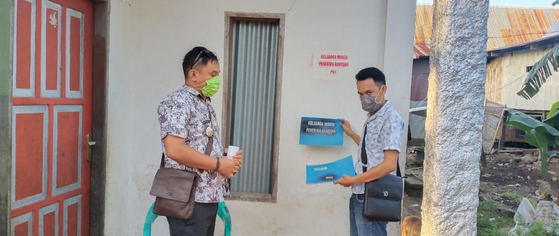 Petugas memberi tanda di rumah warga Takalar penerima bantuan.