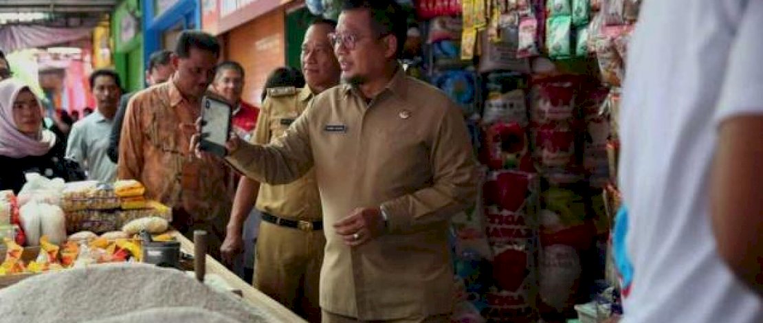 Pj Wali Kota Makassar, Iqbal Suhaeb di Pasar Pabaeng-baeng. Pj Wali Kota Makassar, Iqbal Suhaeb di Pasar Pabaeng-baeng.