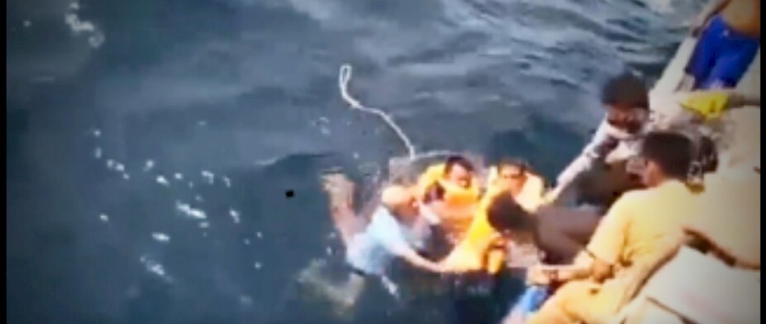 Tim penolong sedang mengevakuasi penumpang speedboat yang tenggelam.